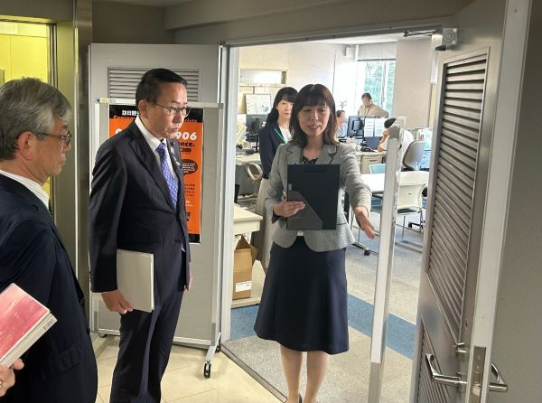 説明を受ける葉梨大臣