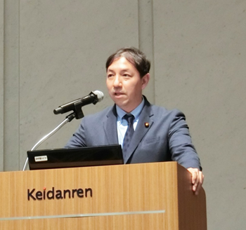 演台に立ち発言する鳩山副大臣