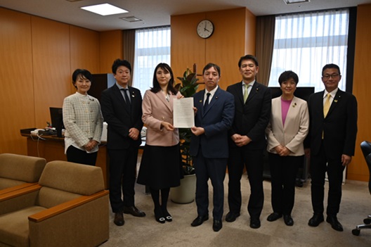 石川香織消費者部門長から要請書の手交を受ける鳩山副大臣