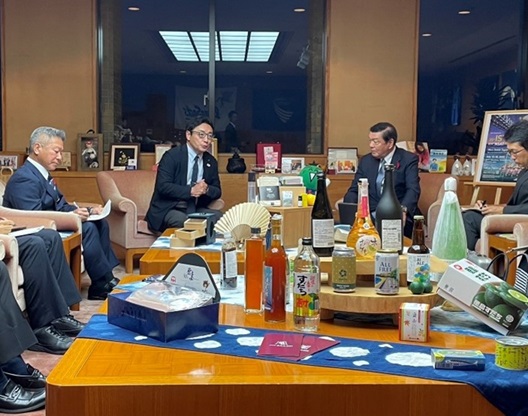 写真:左:後藤田徳島県知事:右:伊東大臣:二人の前には、徳島の名産が並んでいる