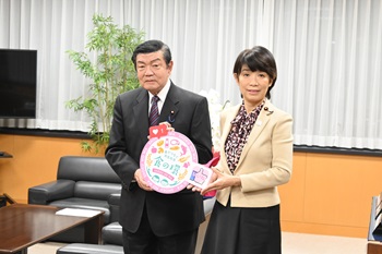 写真:堀内詔子食品ロス削減・食品寄附促進PT座長と伊東大臣