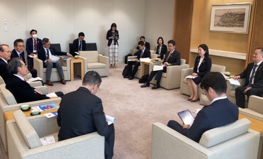 写真:意見交換を行う自見大臣