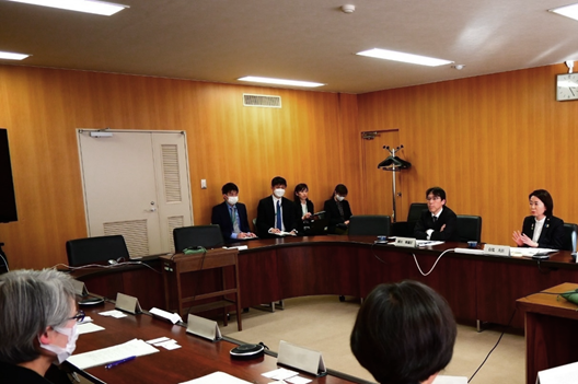 写真:国民生活センターの消費生活相談員と意見交換を行う自見大臣