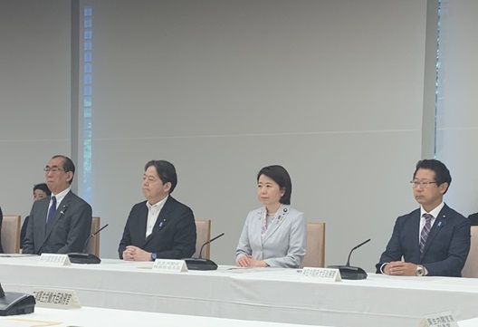 写真:会議に出席する自見大臣