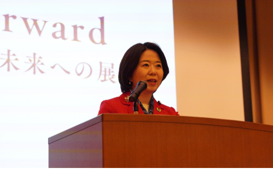 写真:演台に立ち発言する自見大臣