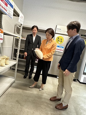 写真:食品を手に、説明を受ける自見大臣