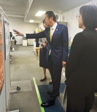 相談情報部を視察する黄川田大臣