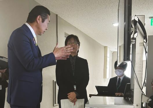 写真:PIO-NET(全国消費生活情報ネットワークシステム)の説明を受ける黄川田大臣