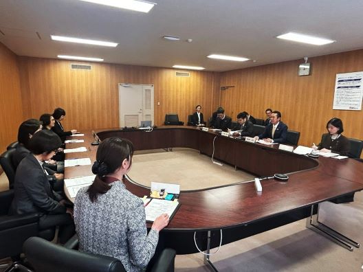 写真:会議室で消費生活相談員と意見交換する黄川田大臣