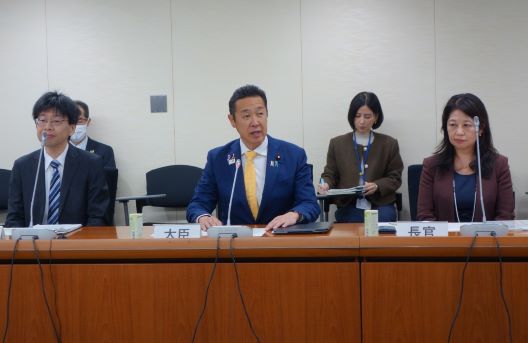 写真:挨拶する黄川田大臣