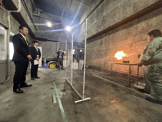写真:目の前で引火テストが行われている様子