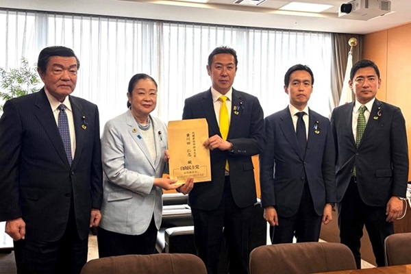 写真:提言の手交を受ける黄川田大臣