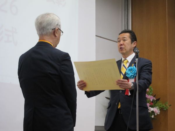 写真:受賞者に表彰状を授与している黄川田大臣