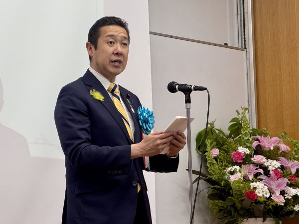 写真:挨拶する黄川田大臣