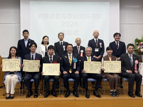 写真:中央の黄川田大臣を囲んで記念撮影