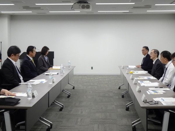 写真:意見交換を行う会議室の様子