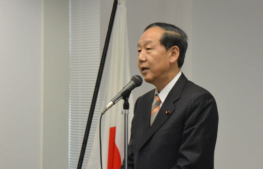 (写真)新年の訓示を行う山口大臣1