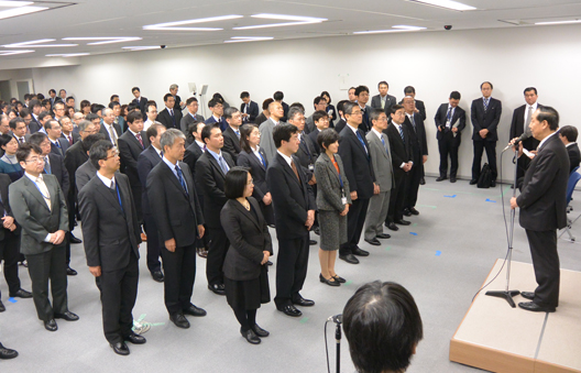 (写真)新年の訓示を行う山口大臣2