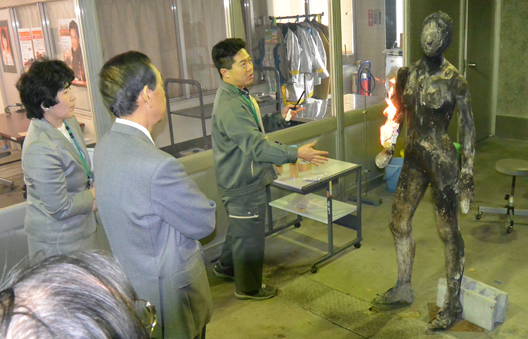 (写真)冷感スプレー使用時の衣服の着火実験