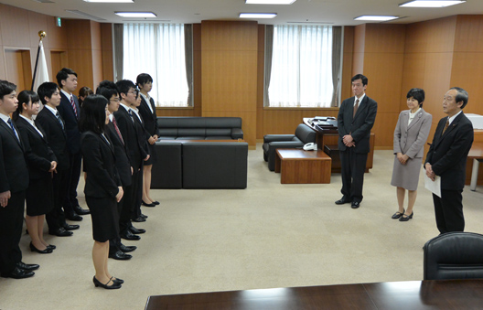 (写真)入庁者に訓示する山口大臣