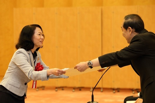 (写真)内閣府特命担当大臣表彰の授与を行う山口大臣