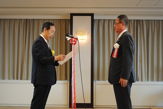 (写真)内閣府特命担当大臣表彰の授与を行う山口大臣