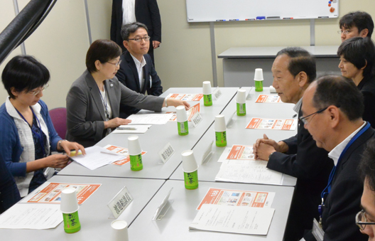 (写真)消費生活相談員との懇談の様子