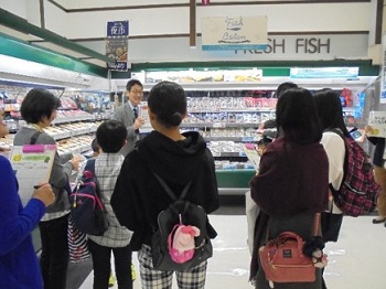 (写真)食料品売場で認証マークについての説明1