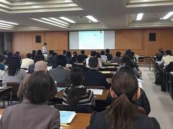 (写真)会場はほぼ満席