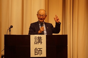 (写真)日本食品安全協会理事長・鈴鹿医療科学大学副学長長村洋一氏による基調講演