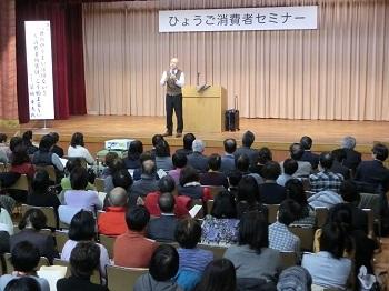 (写真)菊地幸夫弁護士による講演