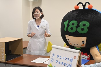 写真左:すずきまどかさん。写真右:消費者ホットライン188 イメージキャラクター「イヤヤン」。