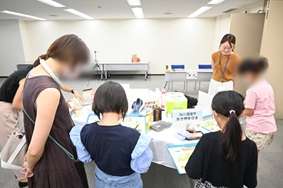 写真:ボードを見ながら調べる参加者たち