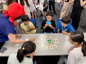 写真:参加者である子どもたちが、カードゲームをしている様子