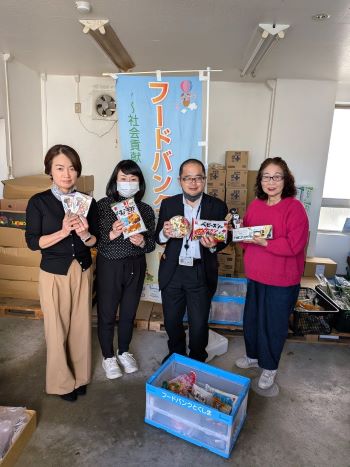 職員から食品が渡される様子