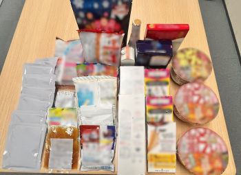 贈された食品が並んでいる