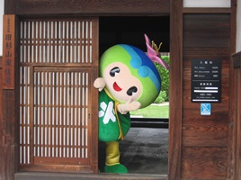 写真:大阪府富田林市のキャラクター『とっぴー』が、重要文化財旧杉山家住宅の入り口から顔をのぞかせている