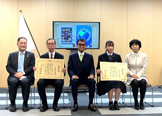 河野大臣、新井長官と、審査員、受賞者との記念撮影