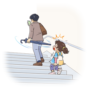 横持ちにした傘の先端で、後続のこどもがあぶない